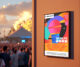 Cartel de pared personalizado para evento de música con las personas participando en el evento de fondo.